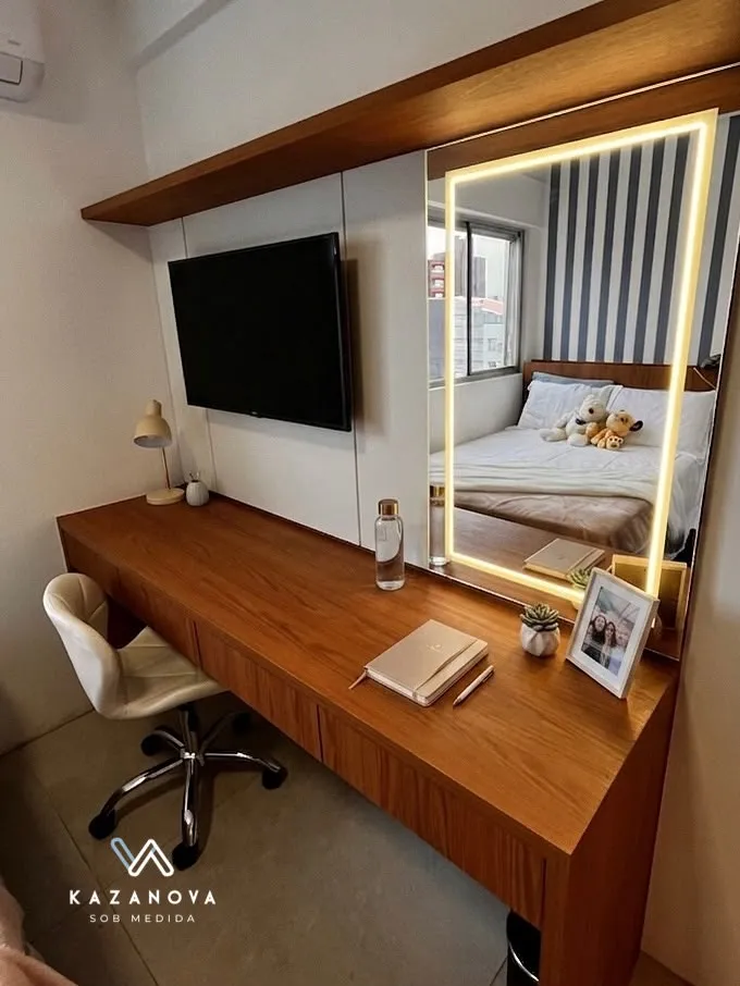 Dormitório com bancada, painel de TV e espelho iluminado feitos sob medida pela Kazanova em Joinville